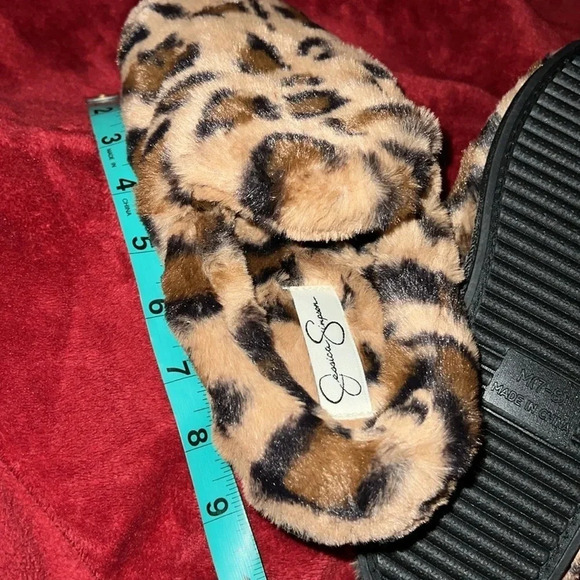 Jessica Simpson snugly plush leopard home slipper Sz 7 - Picture 8 of 8